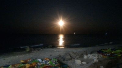 Costa soleggiata mare luna piena