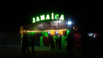 Port żelaza Jamajki - Widok z przodu klubu w nocy