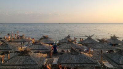 Puerto de hierro del club de playa de Jamaica - Palapa en el puerto de hierro de la playa ucraniana