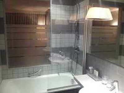 Radisson Blu Zurich airport hotel - Hotel ensuite bathroom